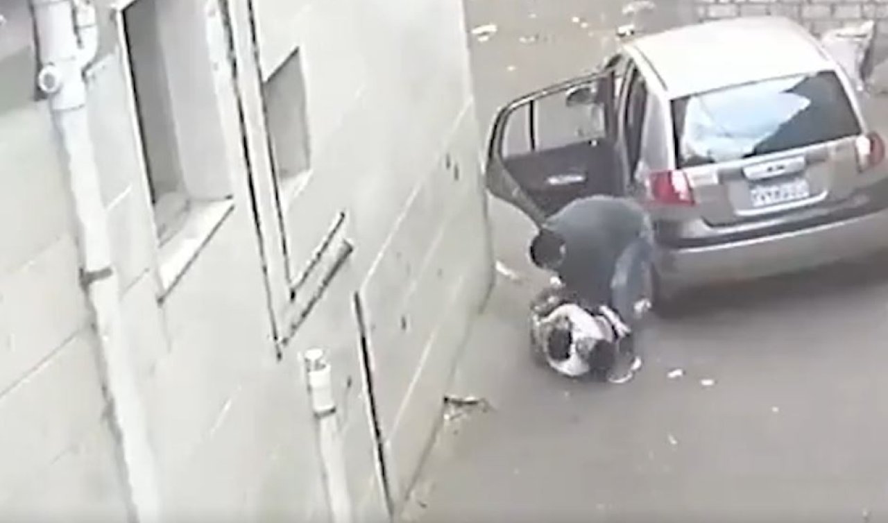 Kuzeninin kaçırılmasını engellemeye çalışan çocuğun direnişi takdir topladı: O anlar kamerada