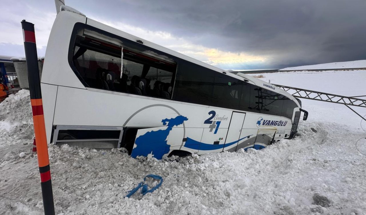Yolcu otobüsü kar küreme aracına çarptı: 11 yaralı