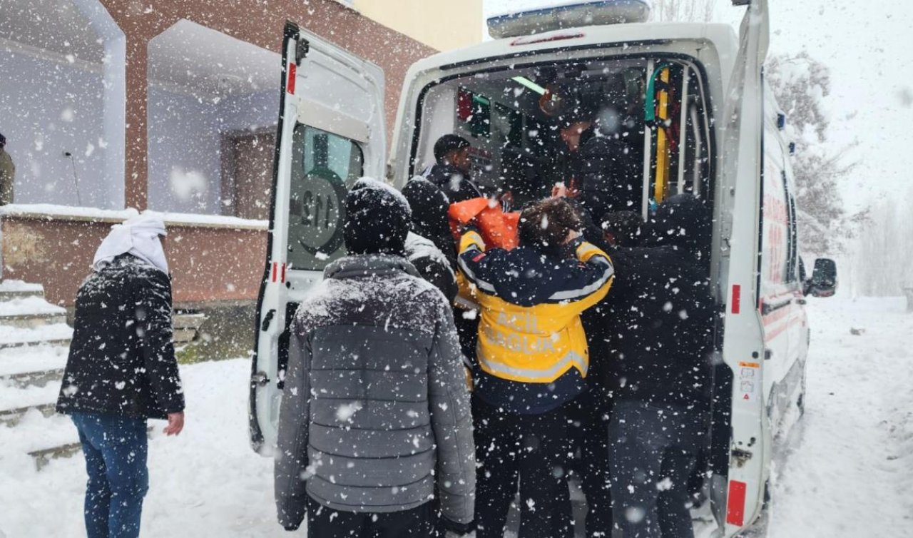 Yolu kardan kapanan köydeki hasta ekiplerce hastaneye ulaştırıldı