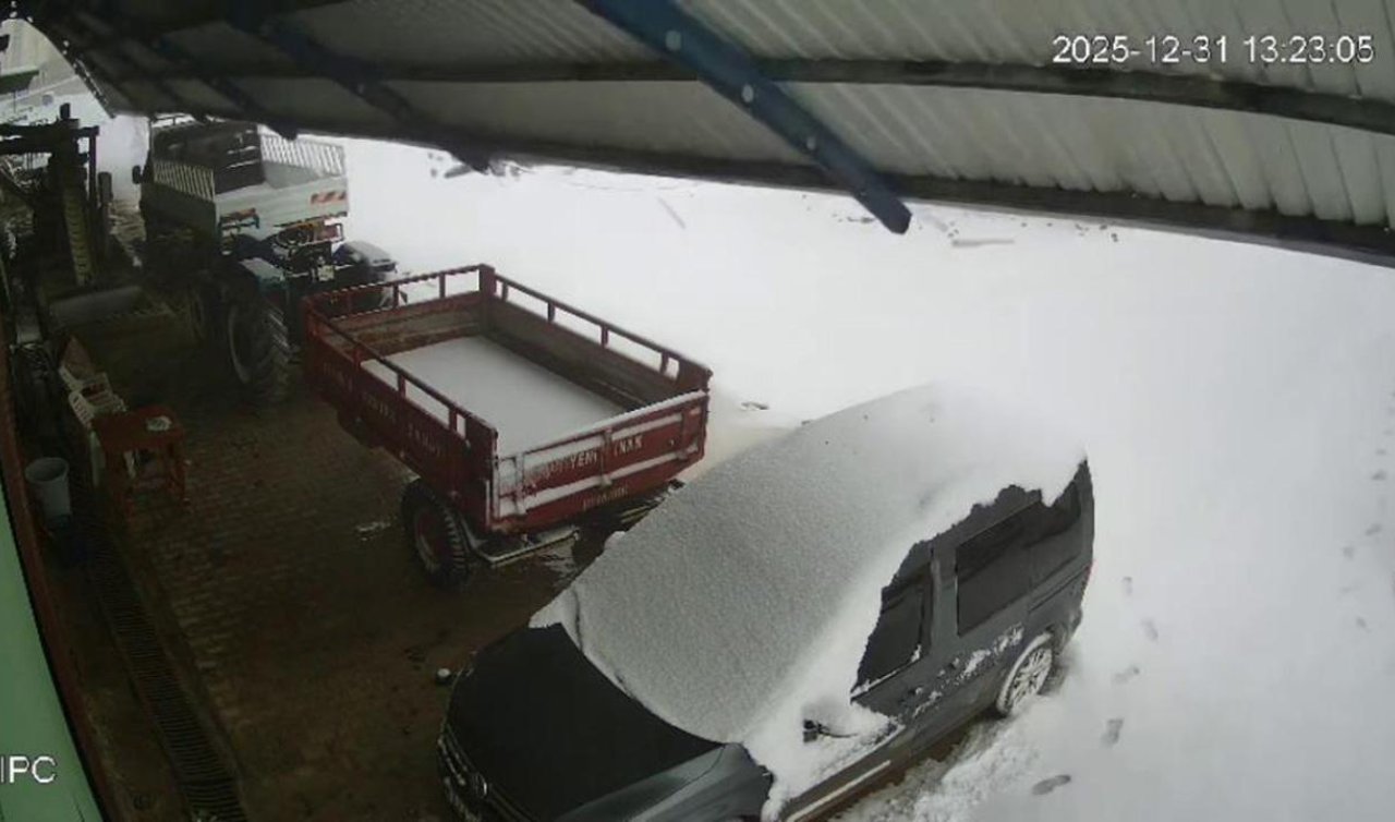 Karın ağırlığını taşıyamayan fabrika çatısı çöktü