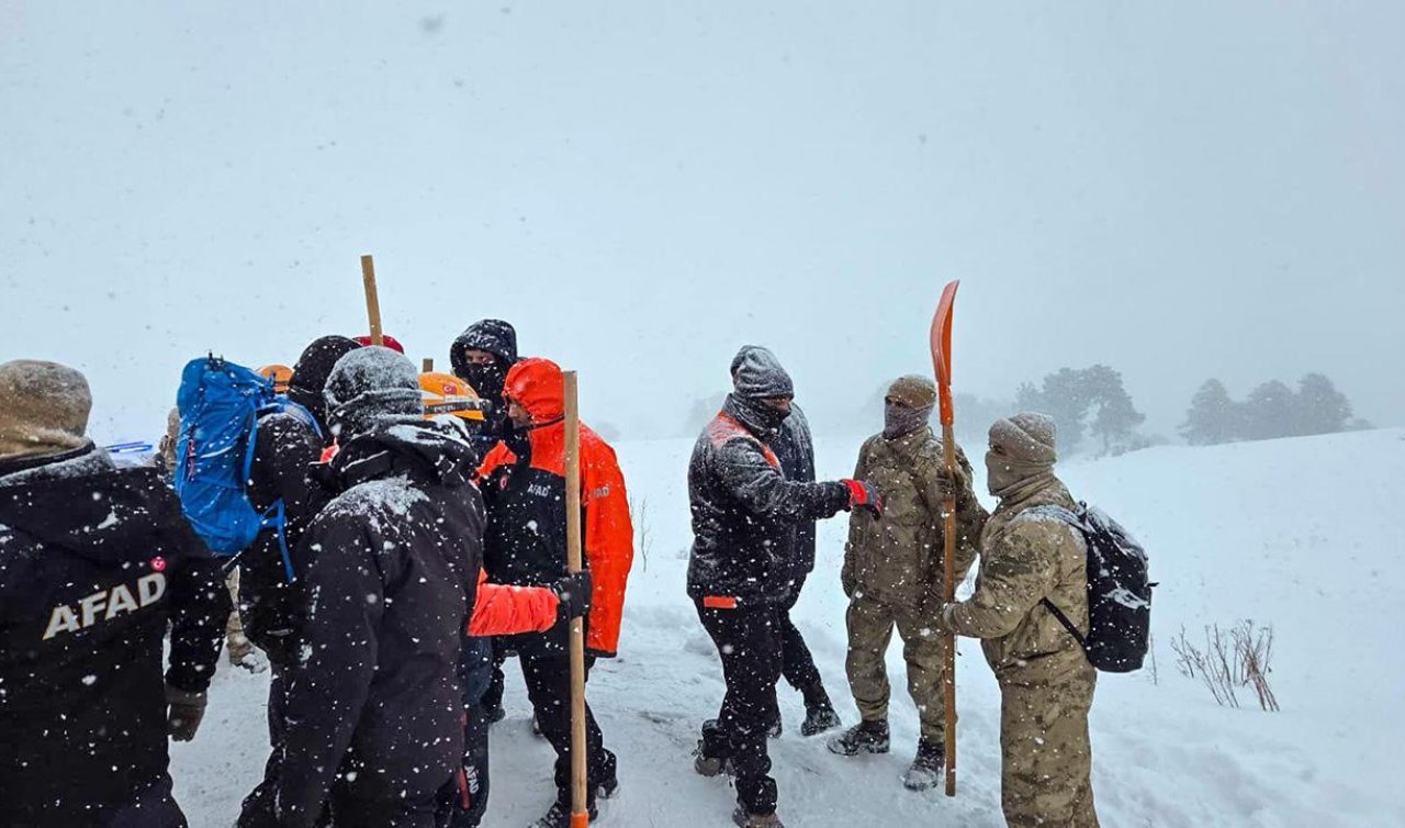 Çığ altında kalan 2 çobanı arama çalışmaları sürüyor