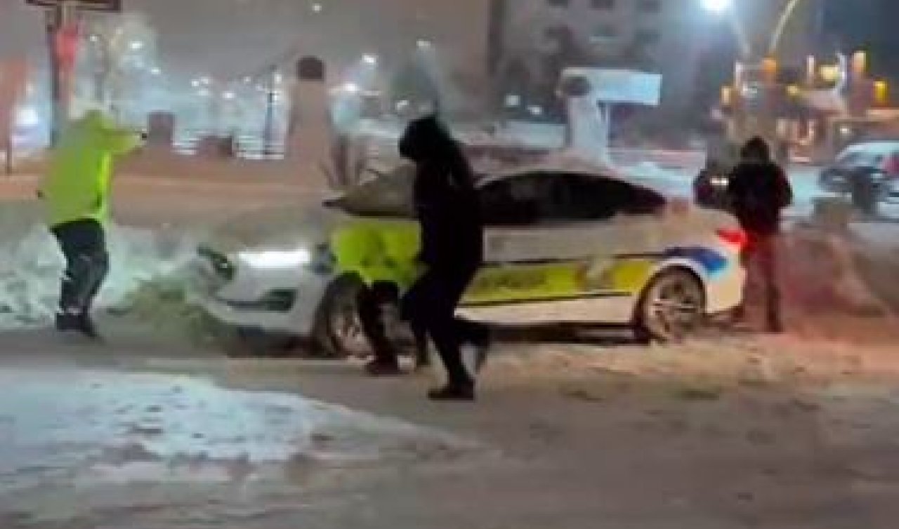 Trafik polisleri çocuklarla kar topu oynadı