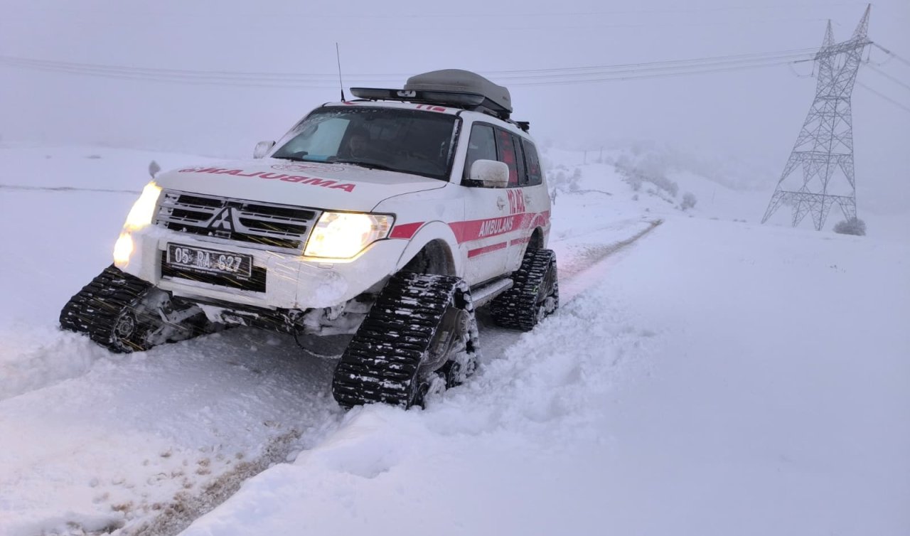 Yolu kapalı köyde sandalyeden düşüp başını çarptı: Paletli ambulansla hastaneye ulaştırıldı