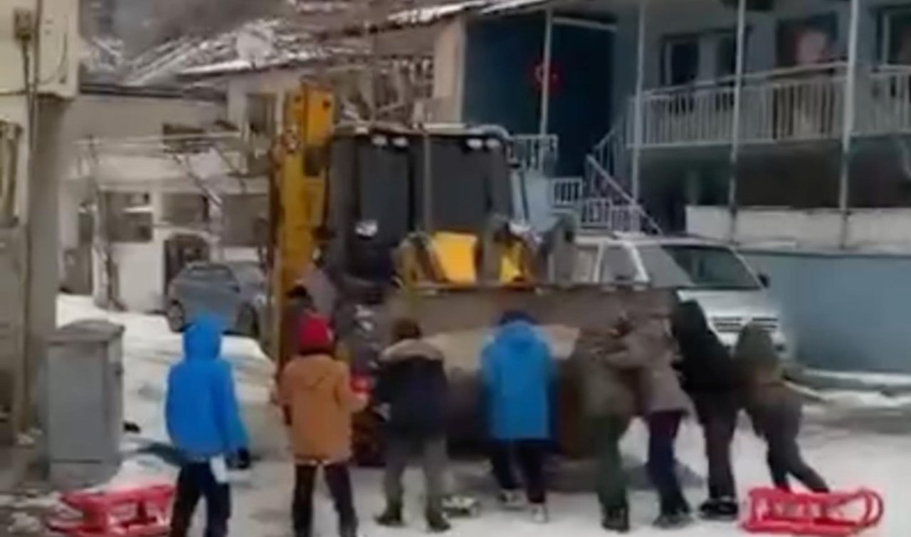 İş makinesinin önünü kesen çocuklar kaydıkları alanın temizlenmemesini istedi