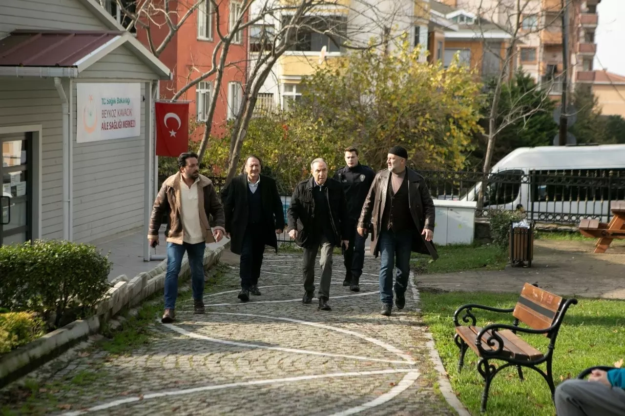 Arka Sokaklar 734. bölüm full izle neden yok, nereden izlenir? Kanal D Arka Sokaklar 734. bölüm full izle YouTube’da var mı? Arka Sokaklar 734. Bölüm Full İzle: Yeni Bölüm Nereden Takip Edilebilir?