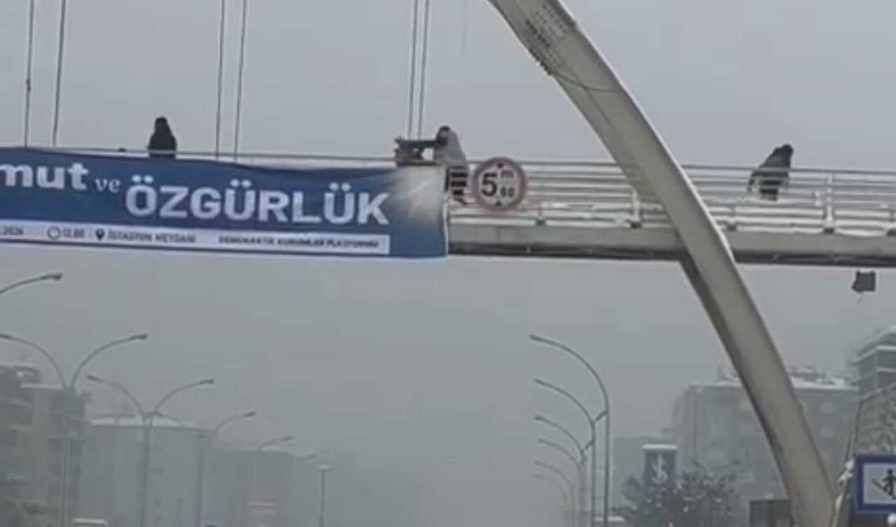 Üst geçitte kar topu atan çocukları yumruklayıp, yerde tekmeledi! O anlar kamerada