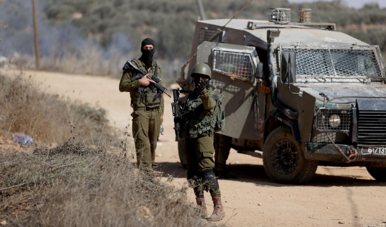 İsrail ordusu işgal altındaki Batı Şeria’da biri gazeteci 54 Filistinliyi gözaltına aldı