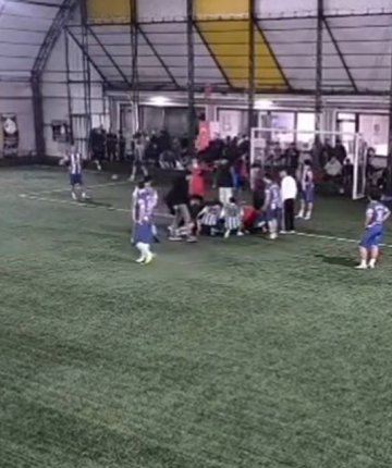 Sahada yürekler ağza geldi: Futbolcunun dili boğazına kaçtı hakem saniyelerle kurtardı
