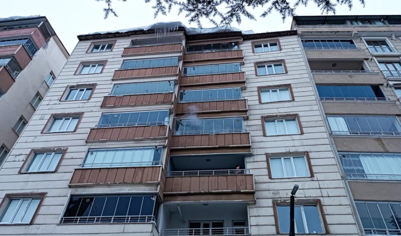 Çatıdan düşen buz kütlesinin altında kalan kadın öldü