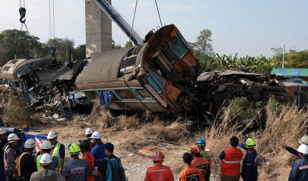 Üzerine inşaat vinci düşen trenin devrilmesi sonucu 32 kişi öldü