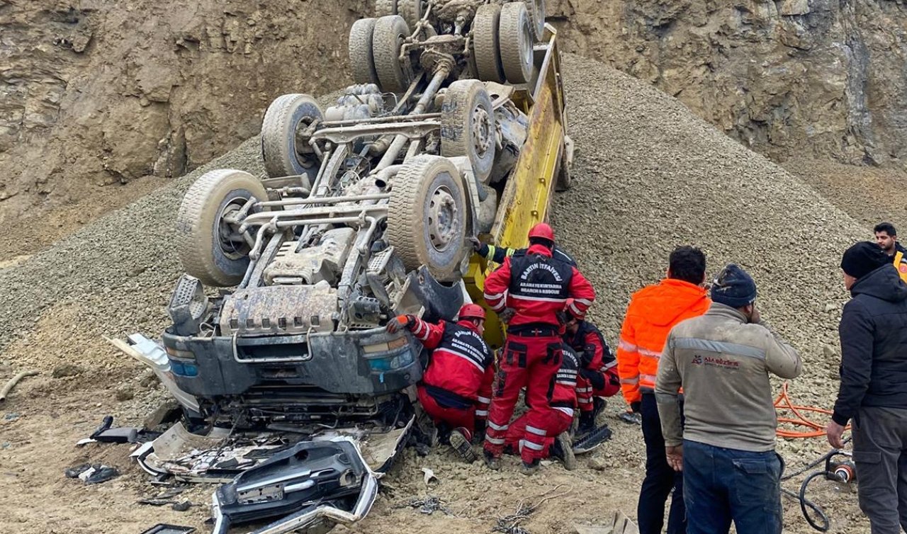 Taş ocağı sahasında devrilen kamyonun şoförü öldü