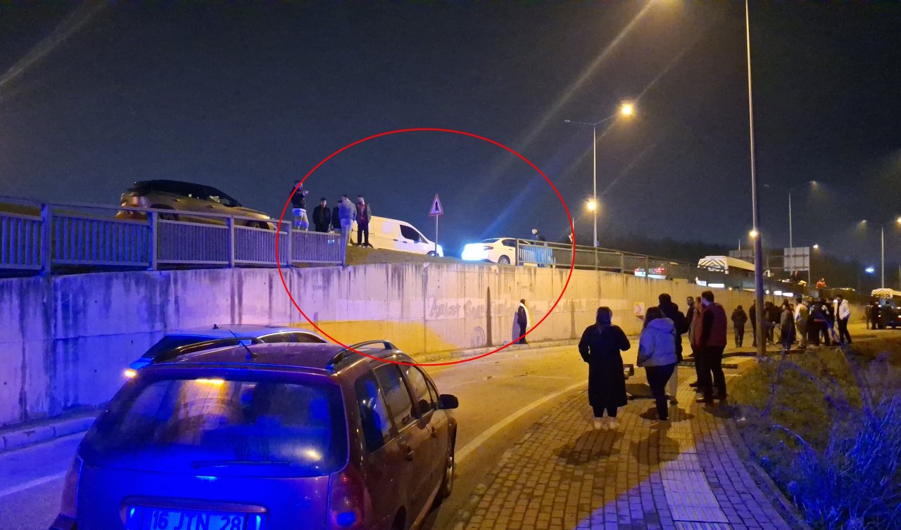 Kamyonet çalılık alana uçtu; çarptığı bariyerler 2 otomobilin üzerine düştü