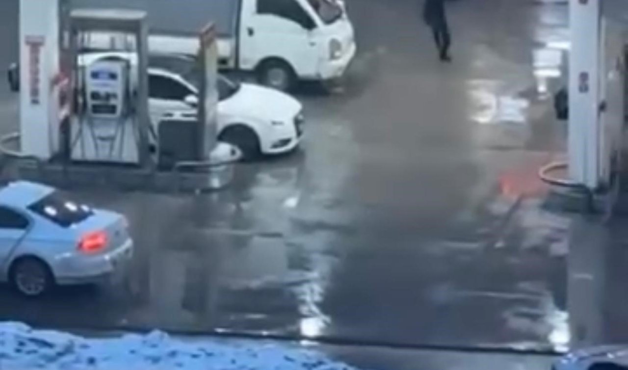 Akaryakıt istasyonunda silahlı kavga! O anlar kamerada