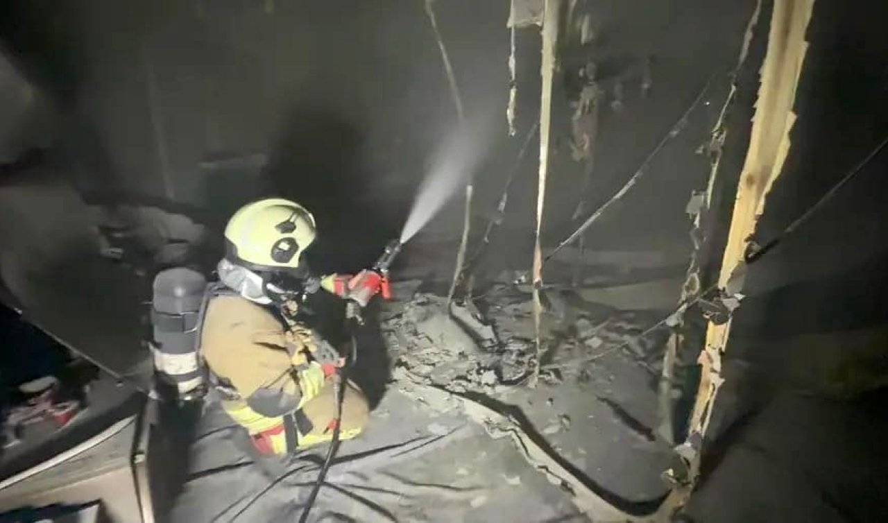 Depremde evi yıkılan aile yangınla ikinci kez yuvasız kaldı