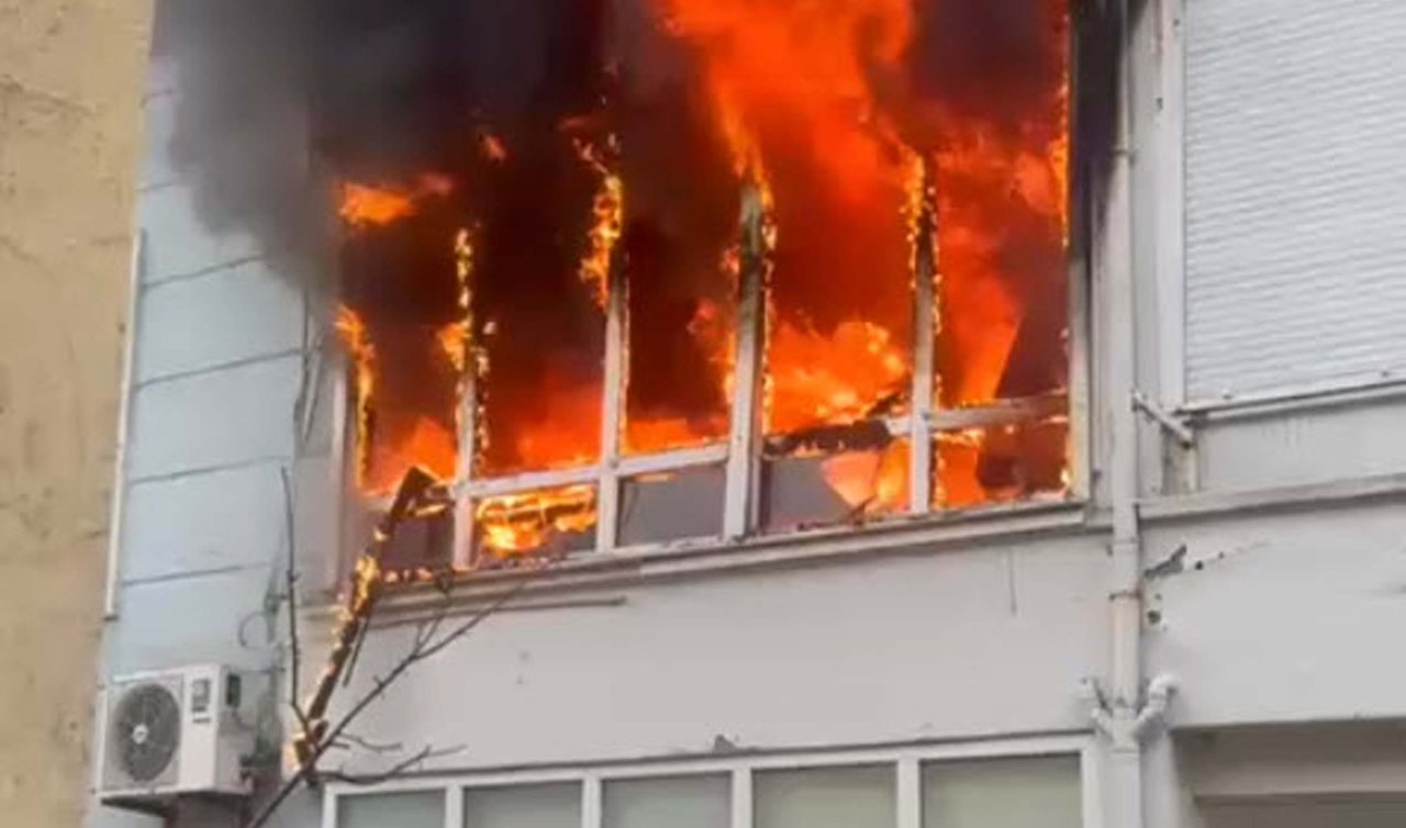 Buzdolabının motorundaki patlamayla çıkan yangında ev kullanılamaz hale geldi