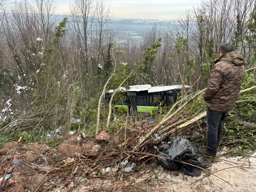Belediye otobüsü şarampole yuvarlandı: Çok sayıda yaralı var!