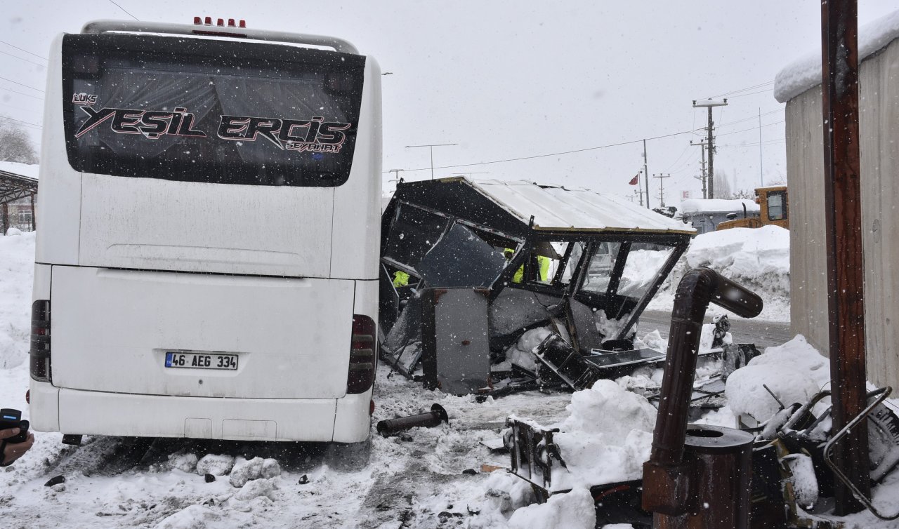 Yolcu otobüsü polis noktasına çarptı: 4 polis yaralandı