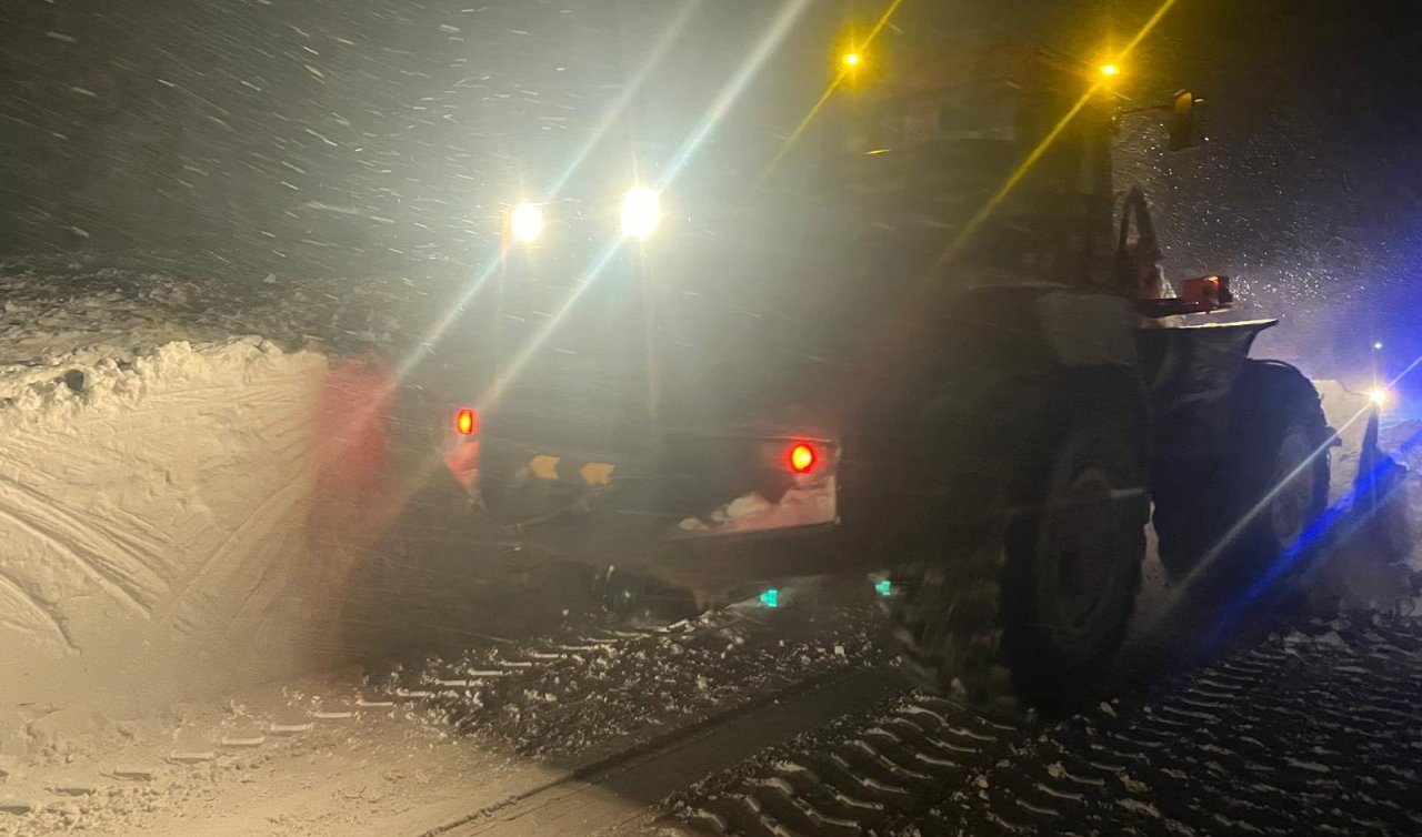 Çığın düştüğü Erzincan-Sivas kara yolu ulaşıma açıldı