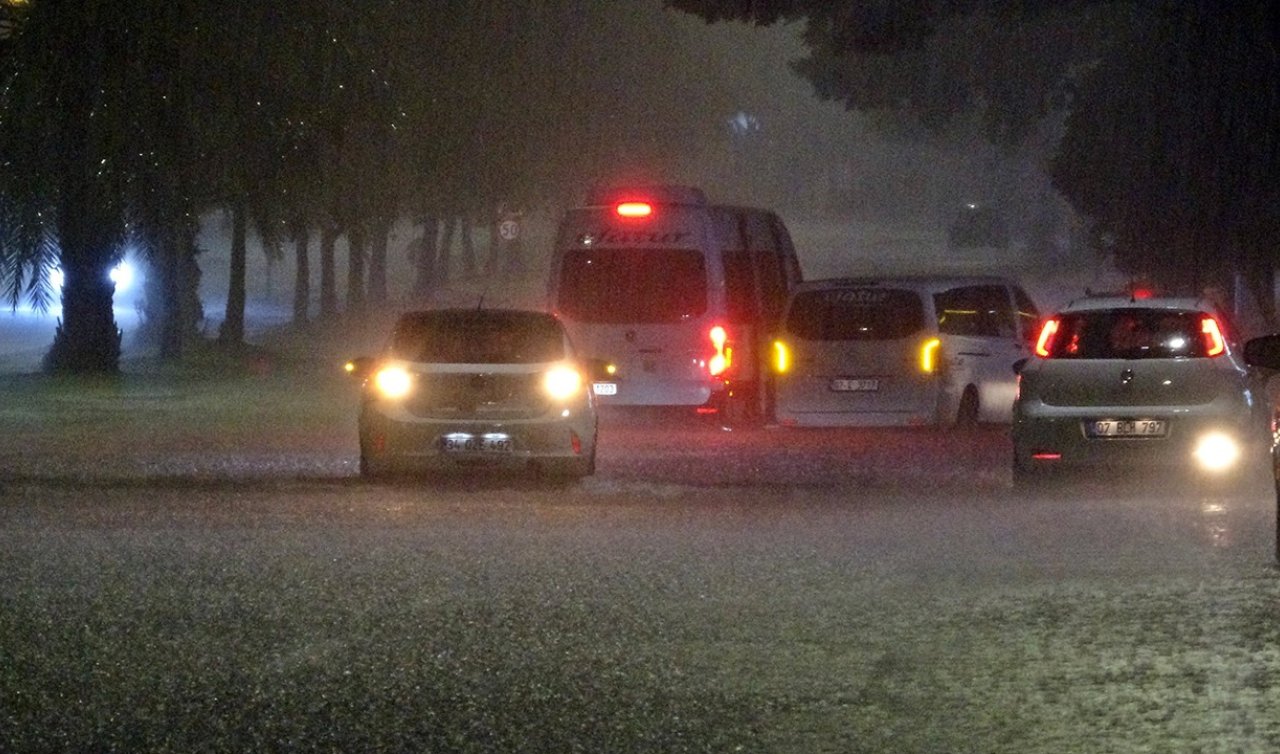 Sağanak yolları göle döndürdü: Çok sayıda araç mahsur kaldı