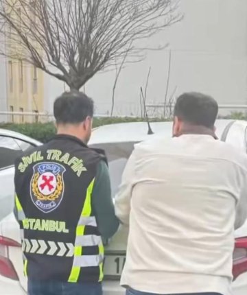 Trafikte araç camını kıran saldırgan sürücü gözaltına alındı