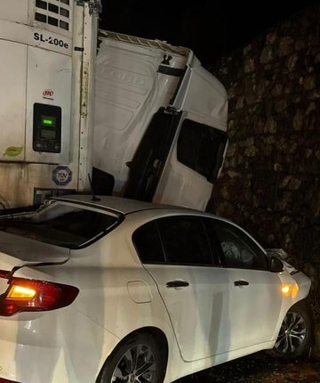 Tır ve 2 otomobilin karıştığı kazada 1 kişi öldü 7 kişi yaralandı