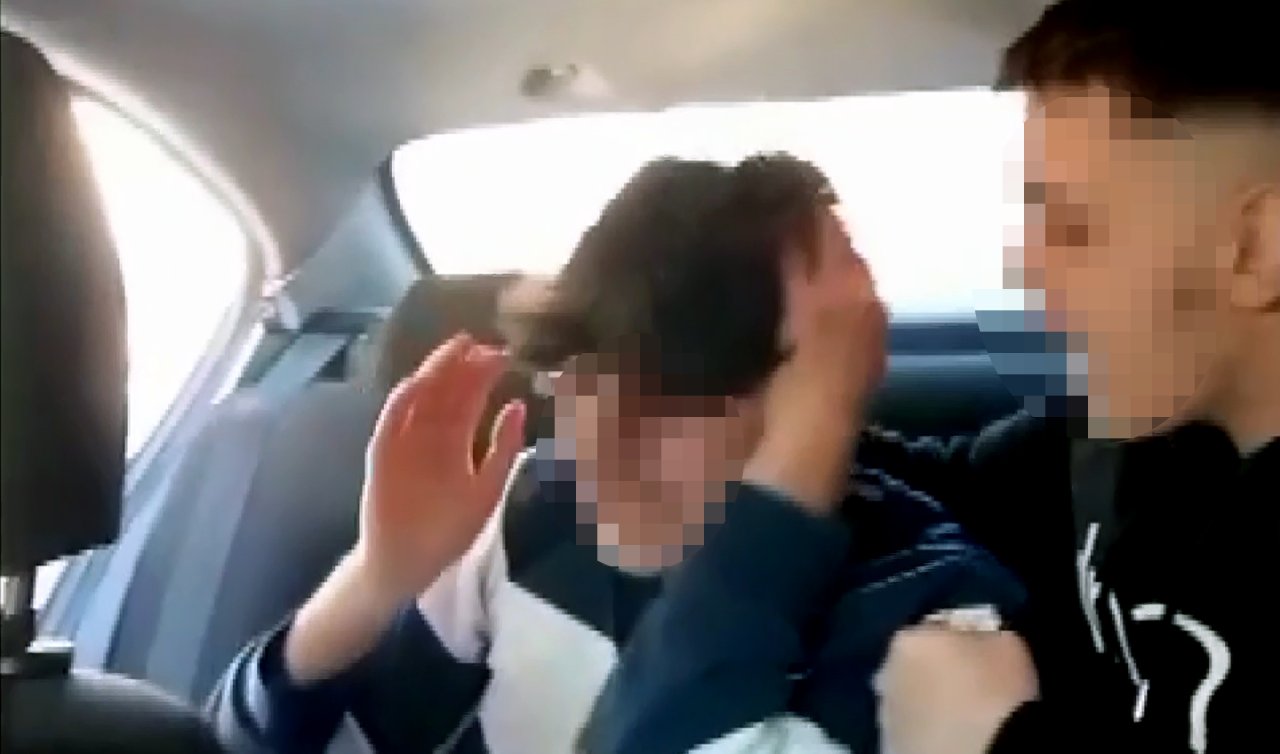 Çevrim içi oyunda küfürleştikleri liseliyi takside alıkoyup darbettiler