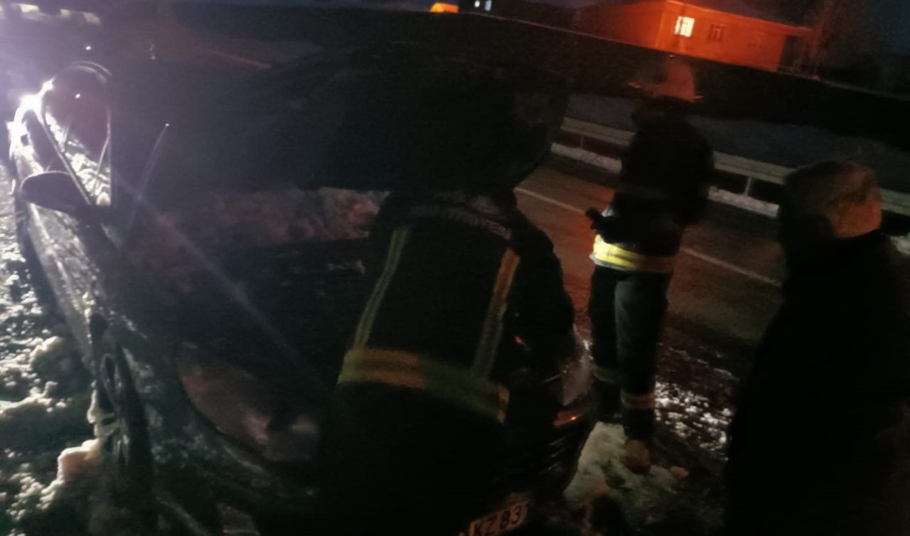 Seyir halindeyken yanan aracın motoruna karla müdahale