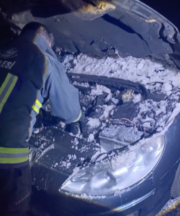 Seyir halindeyken yanan aracın motoruna karla müdahale