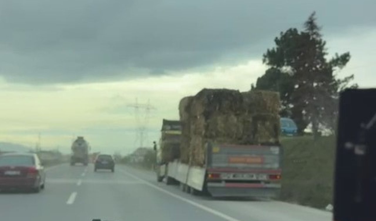 Seyir halindeki tırdan düşen saman balyaları trafiği tehlikeye attı