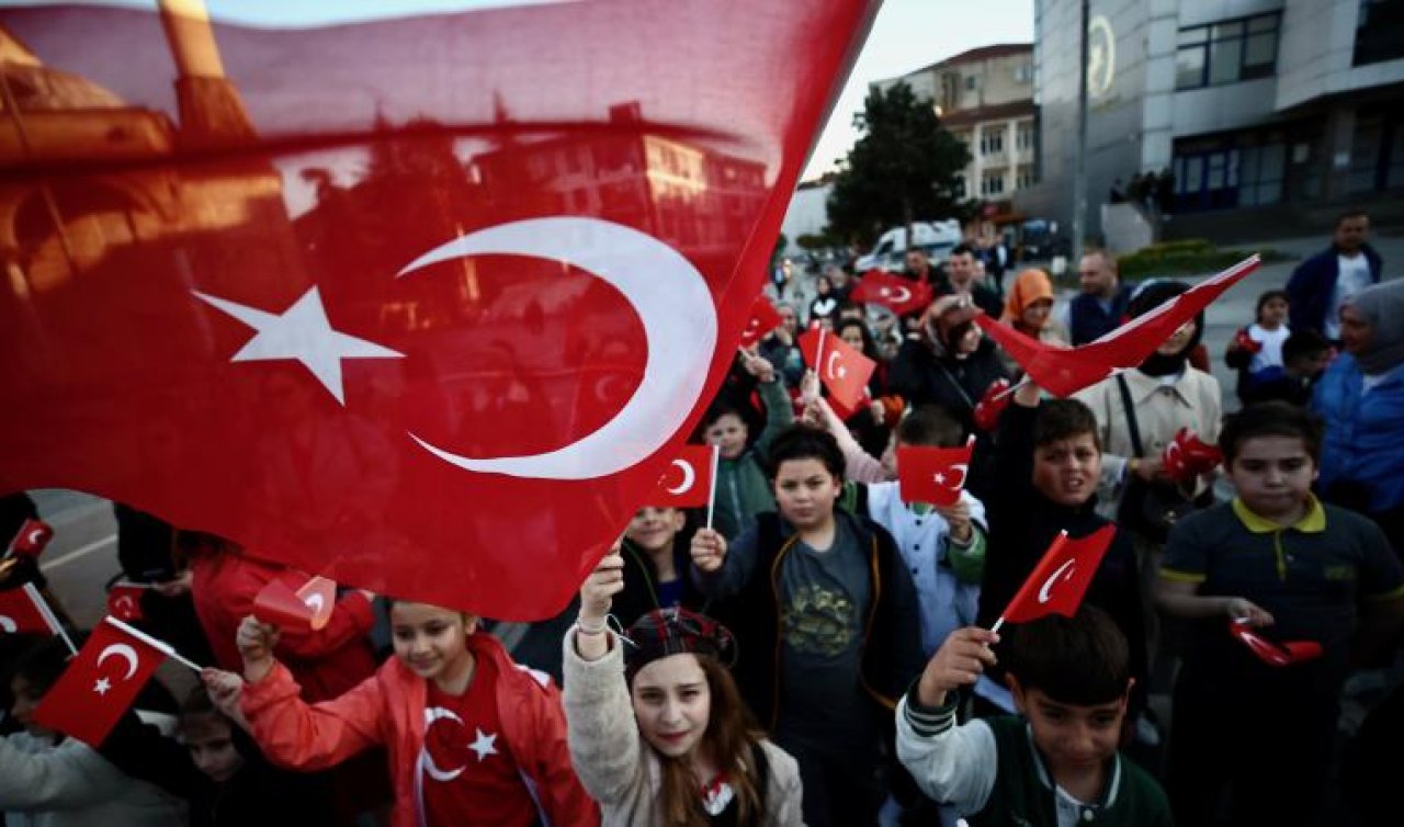 Okullar Türk bayraklarıyla donatılacak