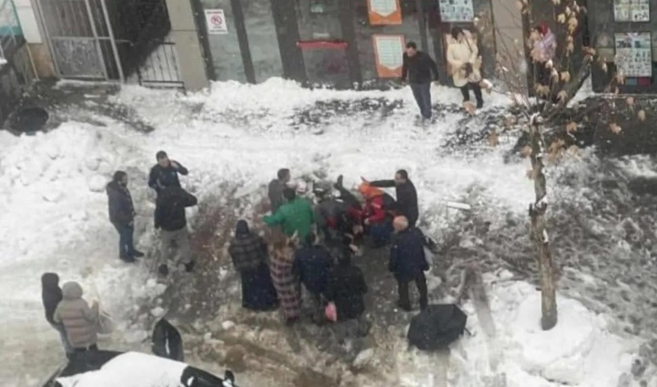 Çatıdan düşen kar kütlesi can aldı! 55 yaşındaki kadın hayatını kaybetti