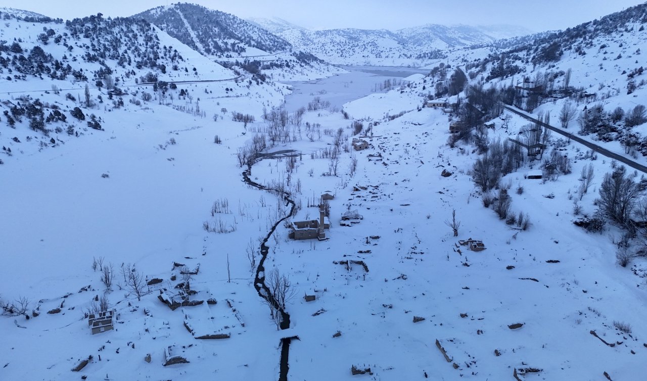 Bir zamanlar tamamen sular altında kalan köy şimdi de kar altında kaldı