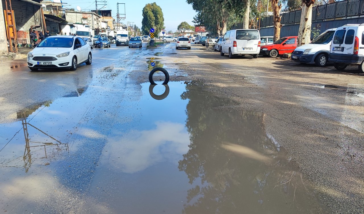 Yol isyanı: Belediye çukuru kapatmayınca vatandaş lastikle önlem aldı