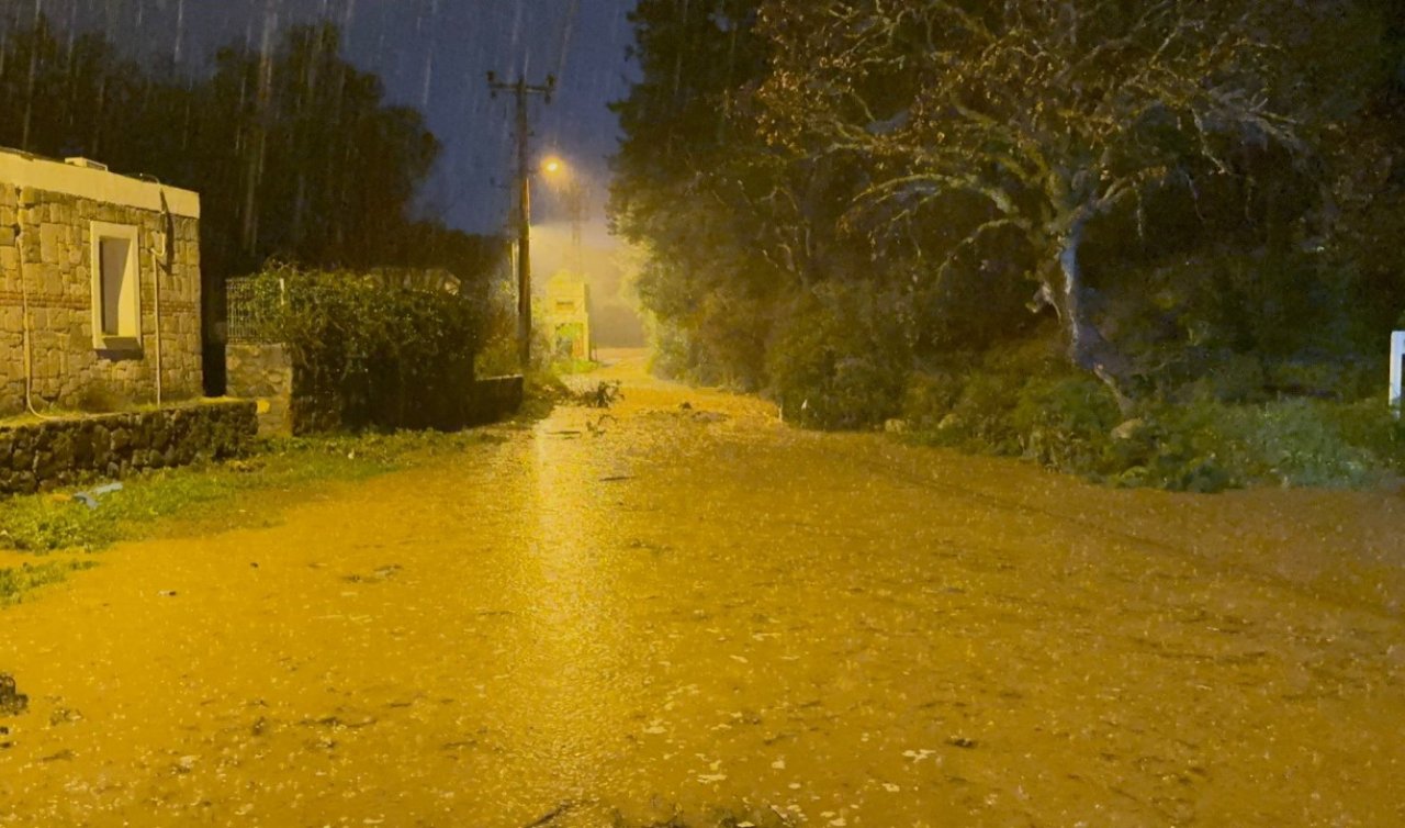 Sağanak vurdu: Cadde ve sokaklar göle dönerken evleri su bastı