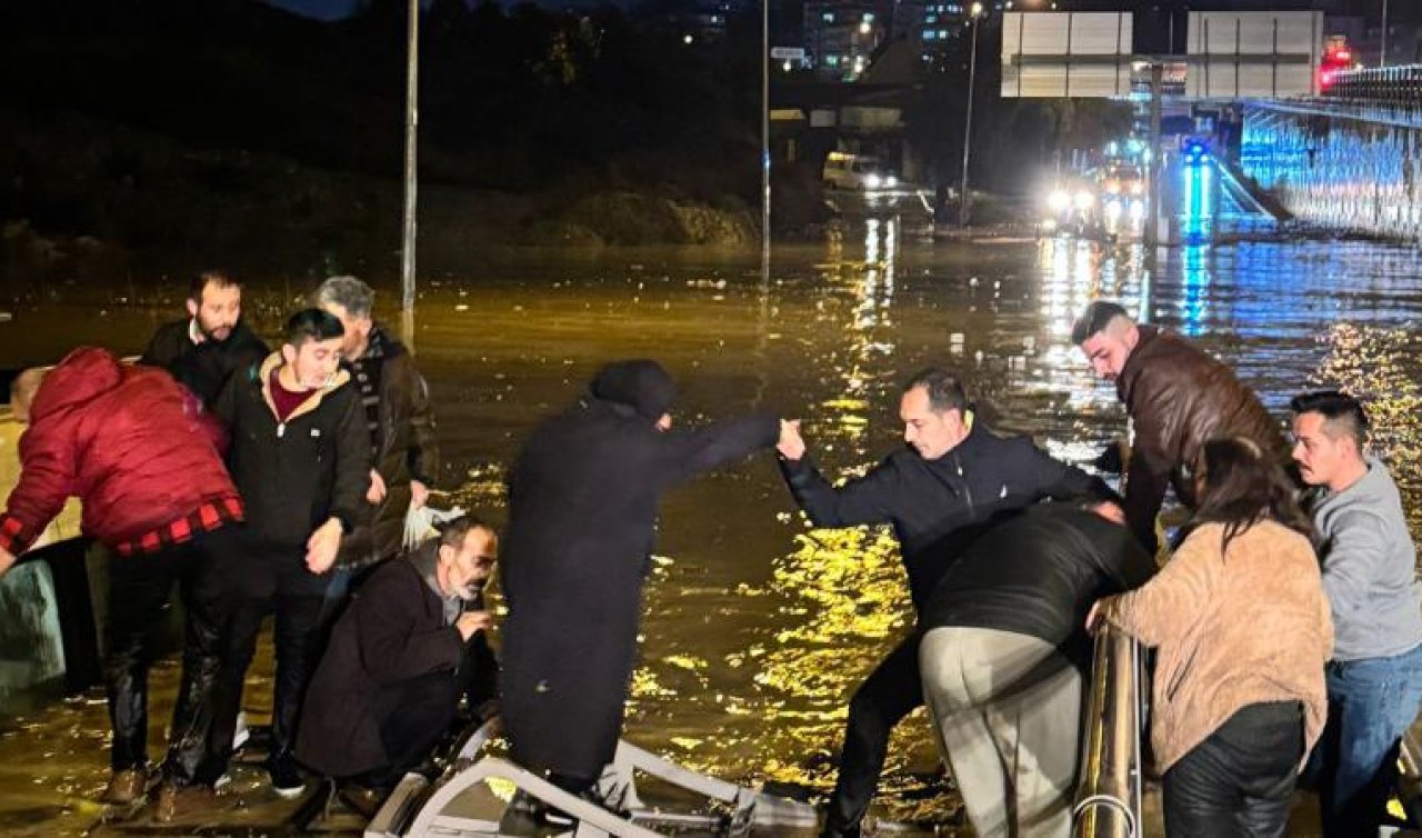 Sağanak vurdu: Yollar göle döndü araçlar suya gömüldü