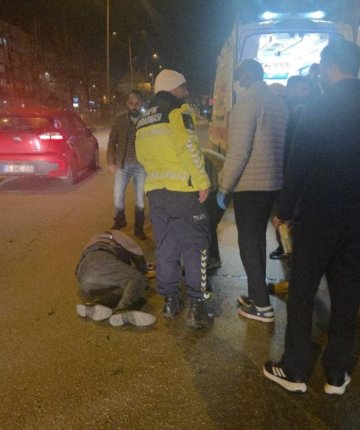 Motosiklet yayaya çarptı: 2 yaralı