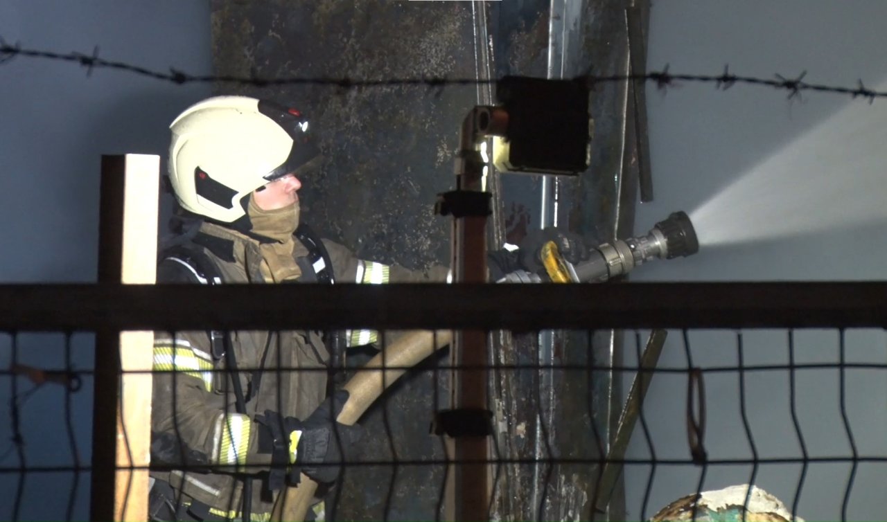 Mermer atölyesinde yangın: 2 kişi dumandan etkilendi