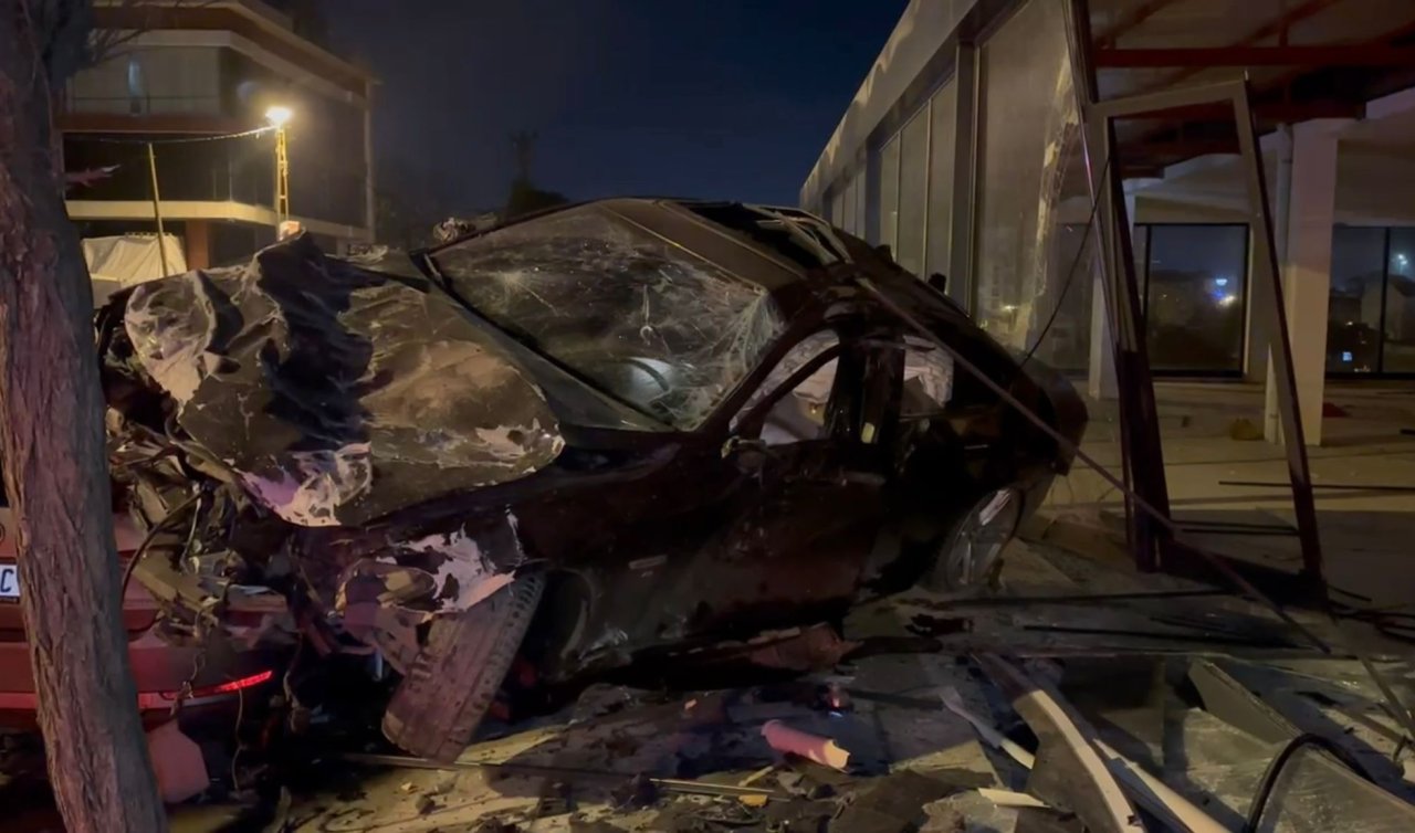 Otomobil park halindeki 4 araca ve iş yerine çarptı