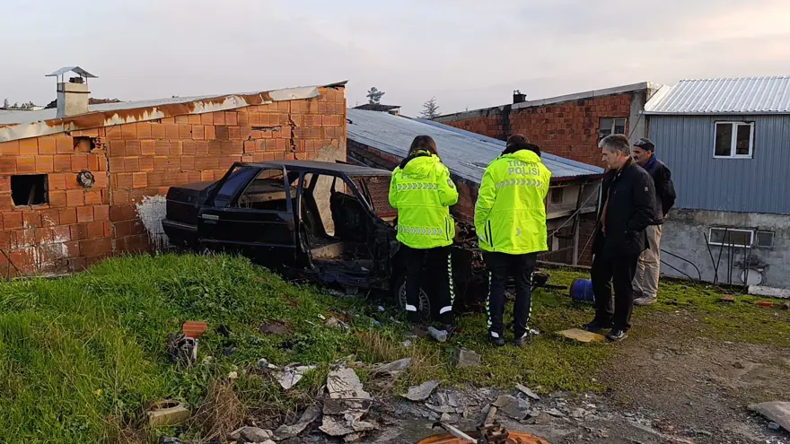 Çatı akıyor diye yukarı çıktı: Araba buldu!