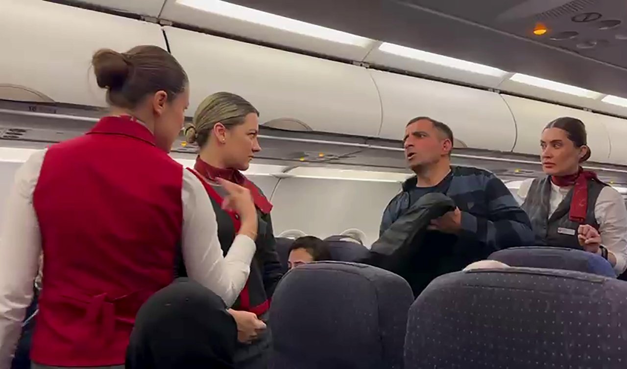 Rahatsızlandığını söyleyip uçaktan inen yolcu diğer yolculardan helallik istedi