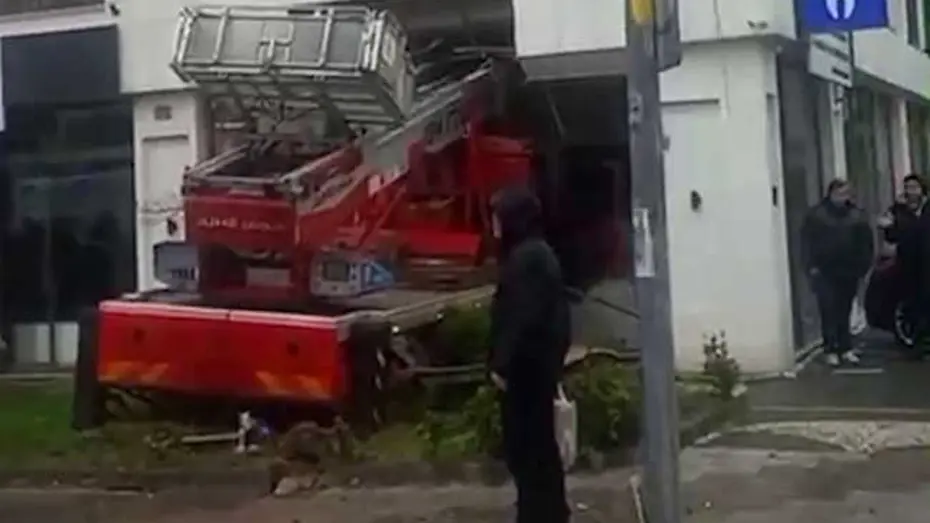 Sepetli vinç diş hekimliği polikliniğine daldı!