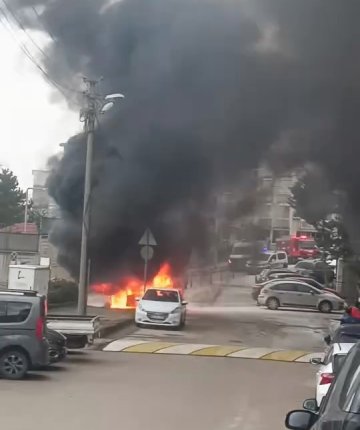 Yanan araç art arda patladı: Mahalleli panik yaşadı