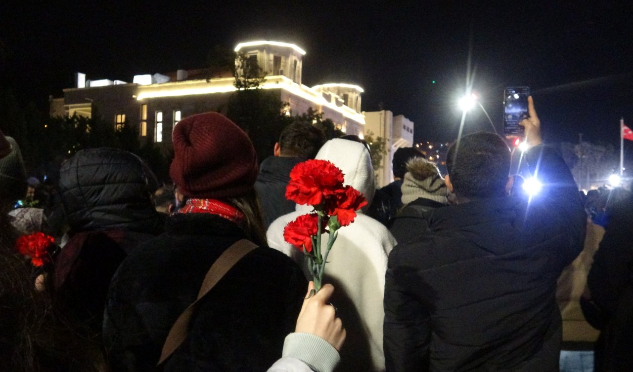 Asrın felaketinin 3’ünci yıl dönümünde Hatay’da binlerce kişi sessiz yürüyüş gerçekleştirdi