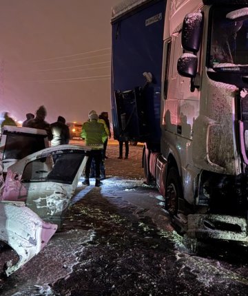 Tır ile otomobil çarpıştı: 4 ölü