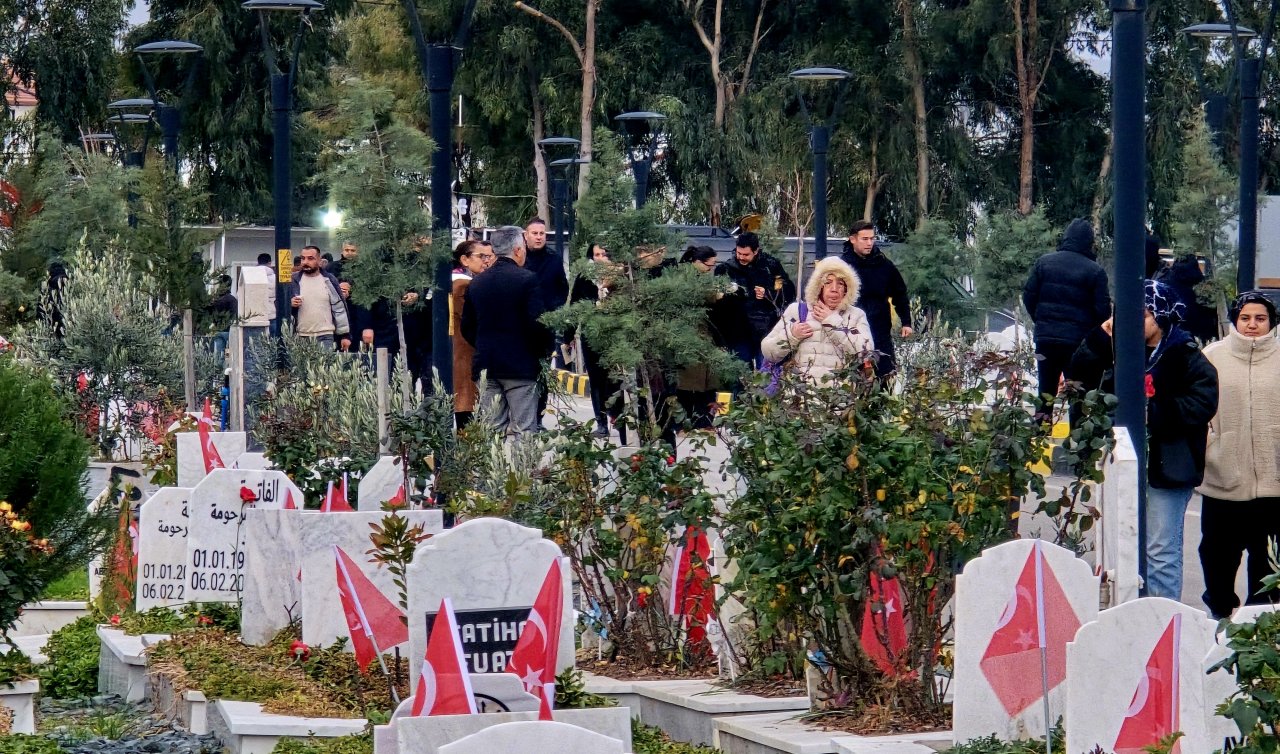 Depremin 3’üncü yıl dönümünde Hatay’da mezarlıklarda hüzün