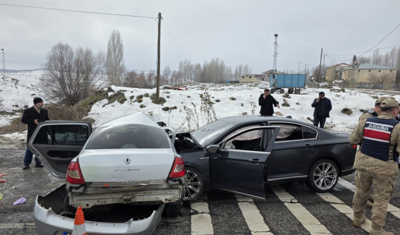 İki otomobil çarpıştı: Baba ve oğlu hayatını kaybetti 4 kişi yaralandı