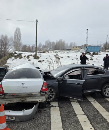 İki otomobil çarpıştı: Baba ve oğlu hayatını kaybetti 4 kişi yaralandı