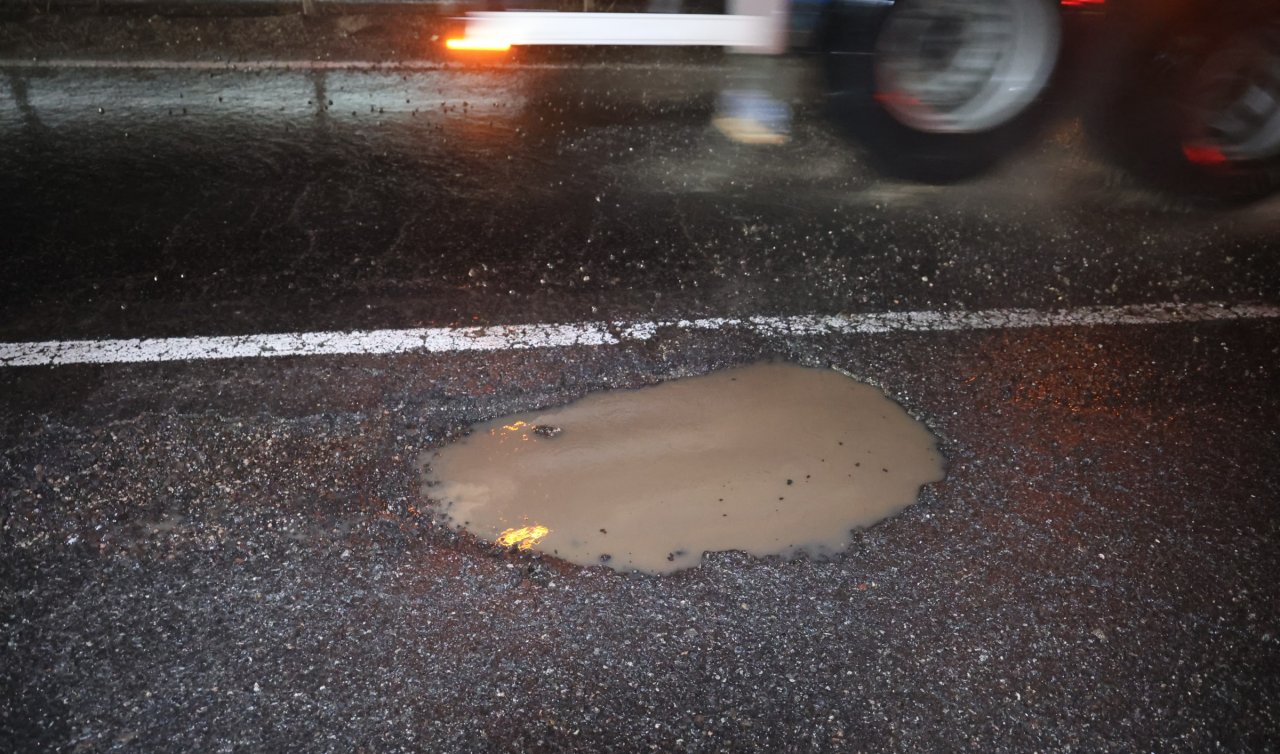 Yolda oluşan çukurlar 5 aracı yolda bıraktı