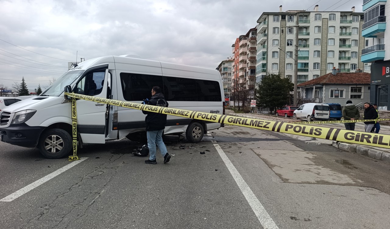 Minibüsün altına giren motosikletin sürücüsü ağır yaralandı