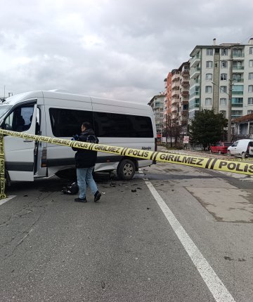Minibüsün altına giren motosikletin sürücüsü ağır yaralandı